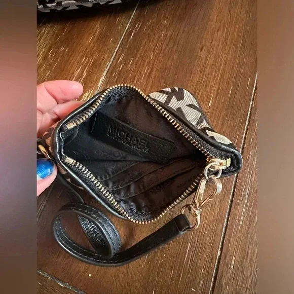 Michael Kors tote + pouch/wristlet - Picture 10 of 16